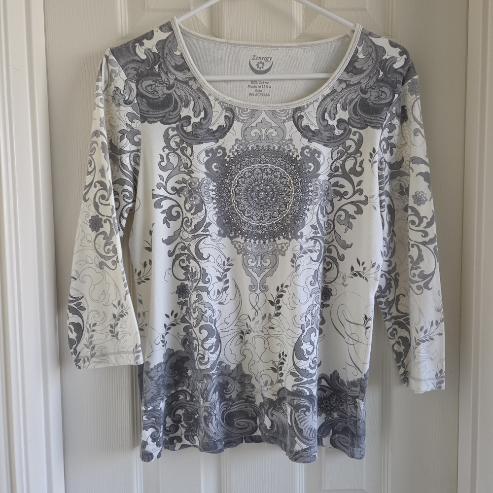 Chicos Zenergy Studded Top Gray‎ Mandala Floral Print 3/4 Sleeve Size 1 M Artsy